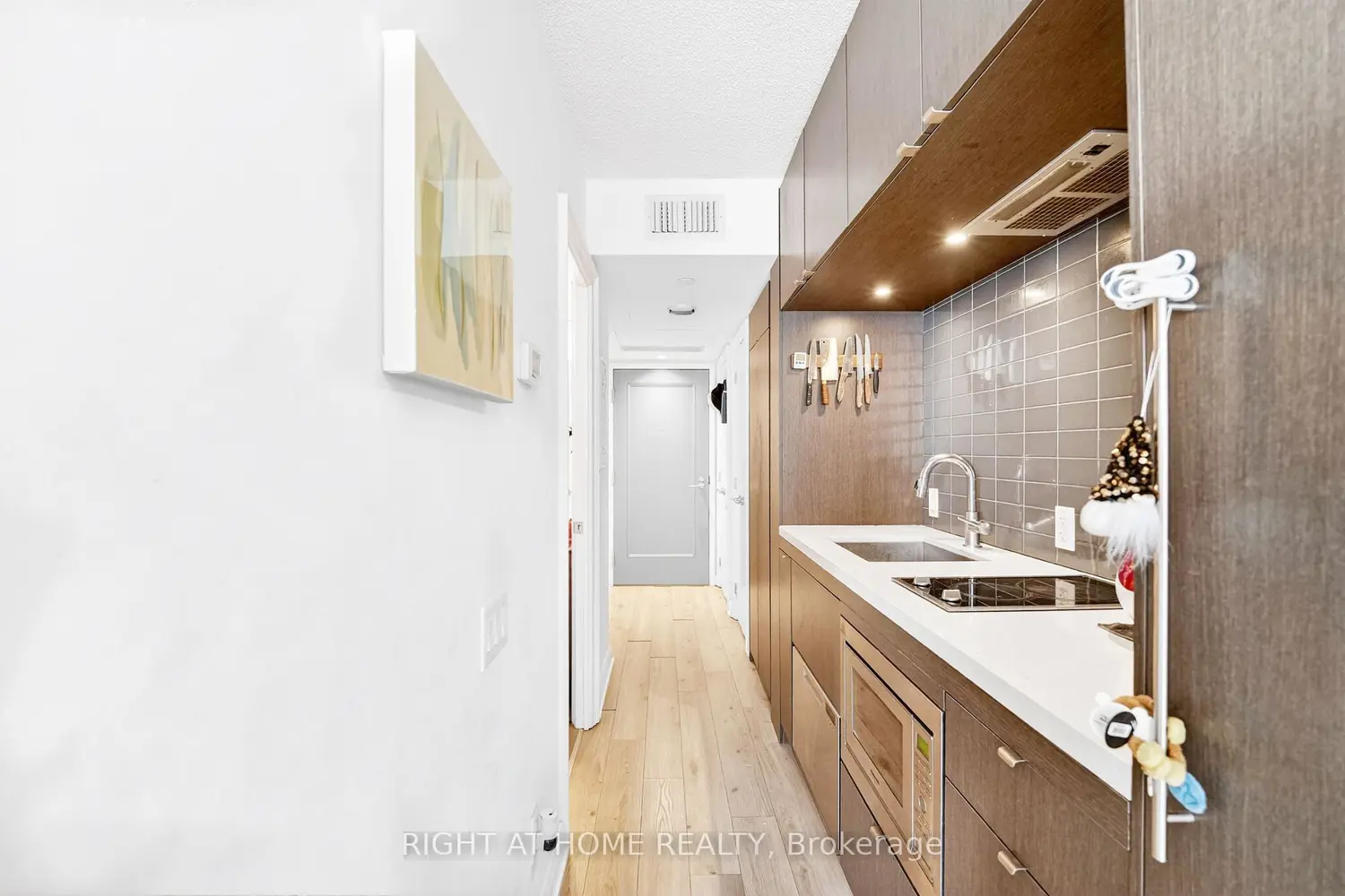 Additional image 16 of 155 Yorkville Avenue 2512
