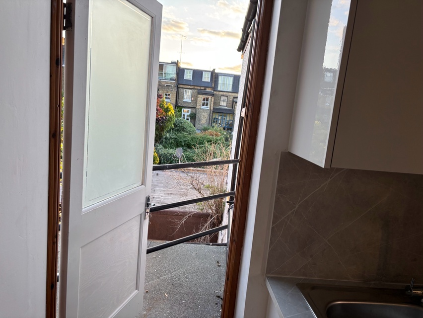 Additional image 9 of Room in a Shared House, Glycena Road, SW11, N1 7GU