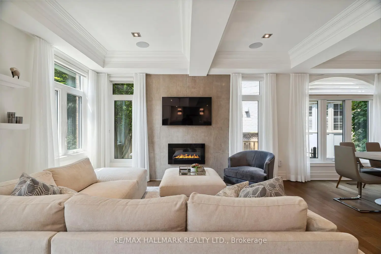 2092 Pinevalley Crescent photo 3