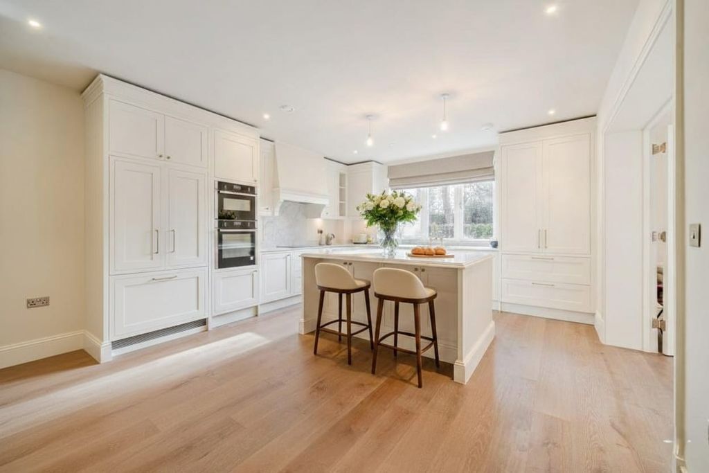 Additional image 4 of 2 bed flat for saleCastle Hill, Farnham GU9