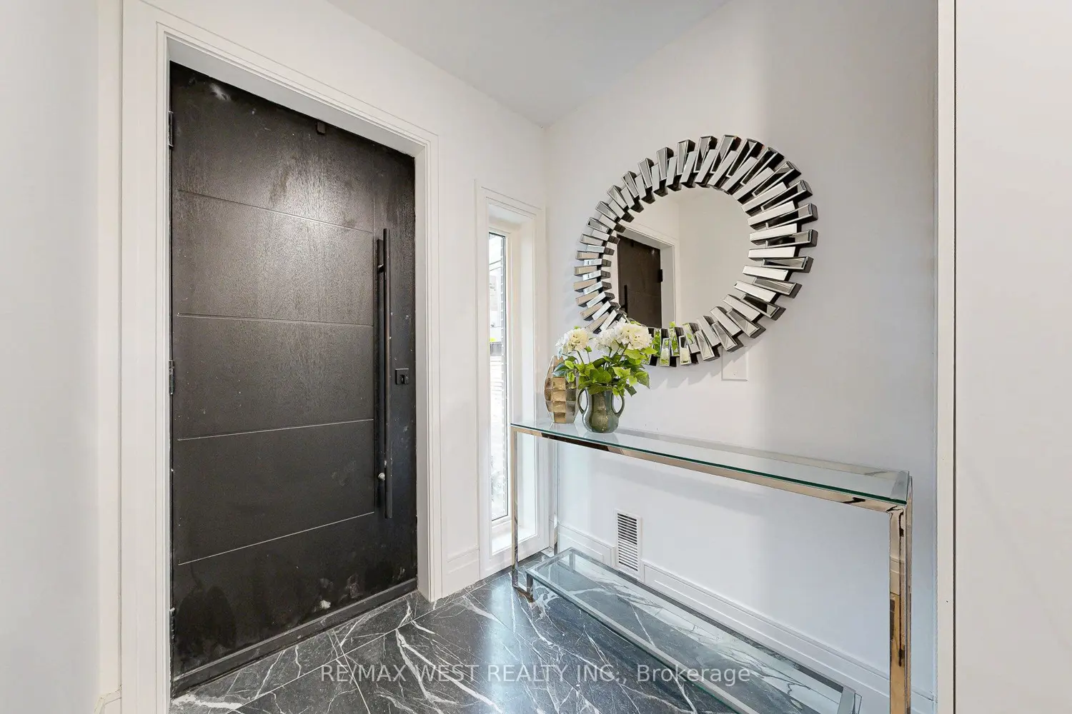 2639 R Dundas Street 4