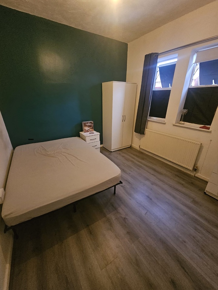 Room in a Shared House, High Street, B66, N1 7GU
