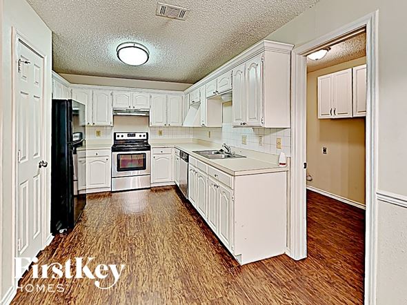 811 West Lynn Creek Drive, Arlington, TX, 76001