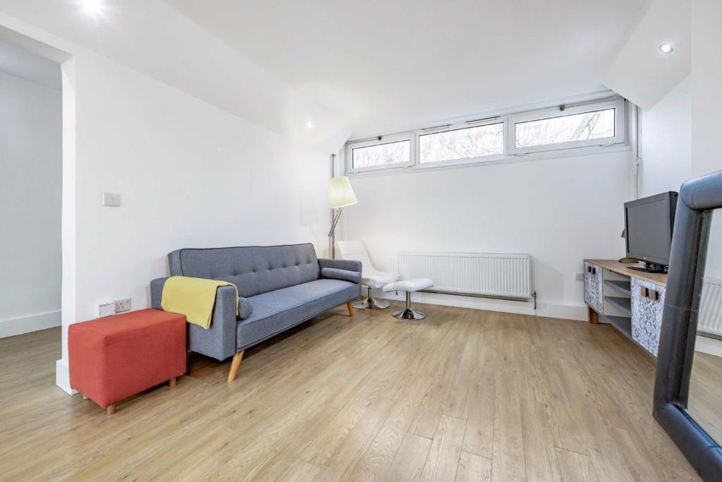 Additional image 3 of 3 Bed Maisonette, Thomas Baines Road, SW11, N1 7GU