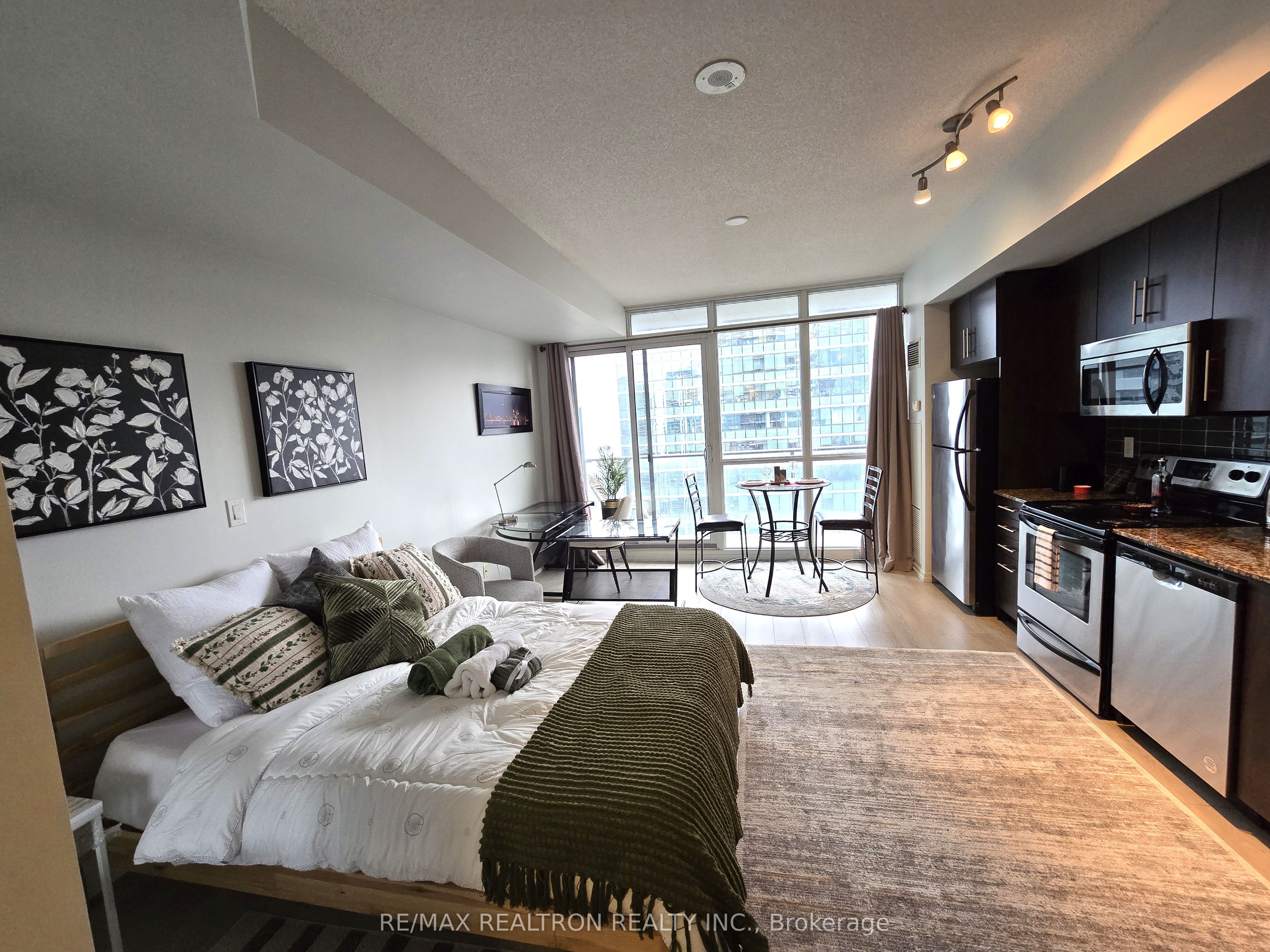 3903-65 Bremner Boulevard, Toronto, ON, M5V 3L9