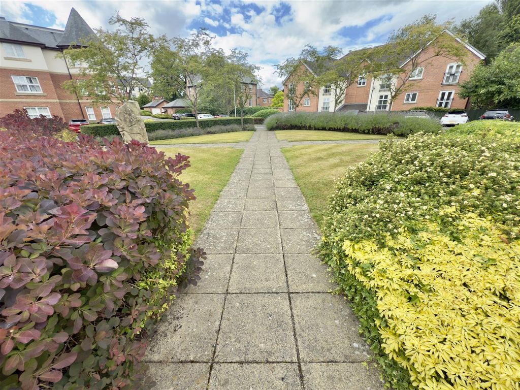 2 bed flat for saleTrinity Mews, Darlington DL3 photo 2