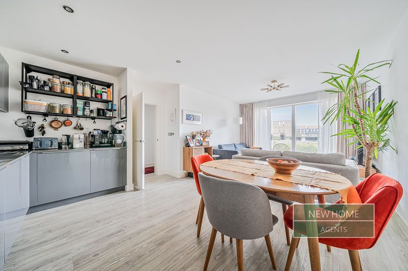 3 bed flat for saleKnightly Avenue, Cambridge CB2 photo 2