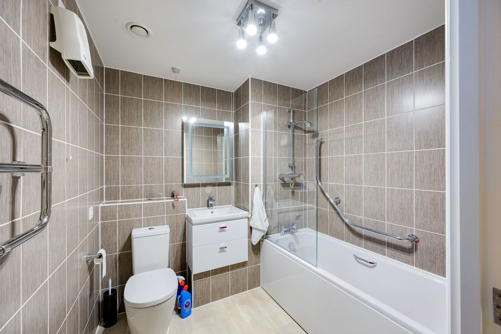Additional image 10 of 2 bed flat for salePavilion Court, Hamilton Gardens, Felixstowe IP11
