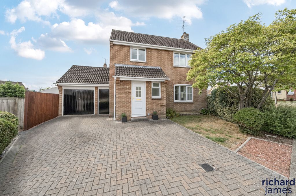 3 bed detached house for saleWoollaton Close, Grange Park, Swindon SN5
