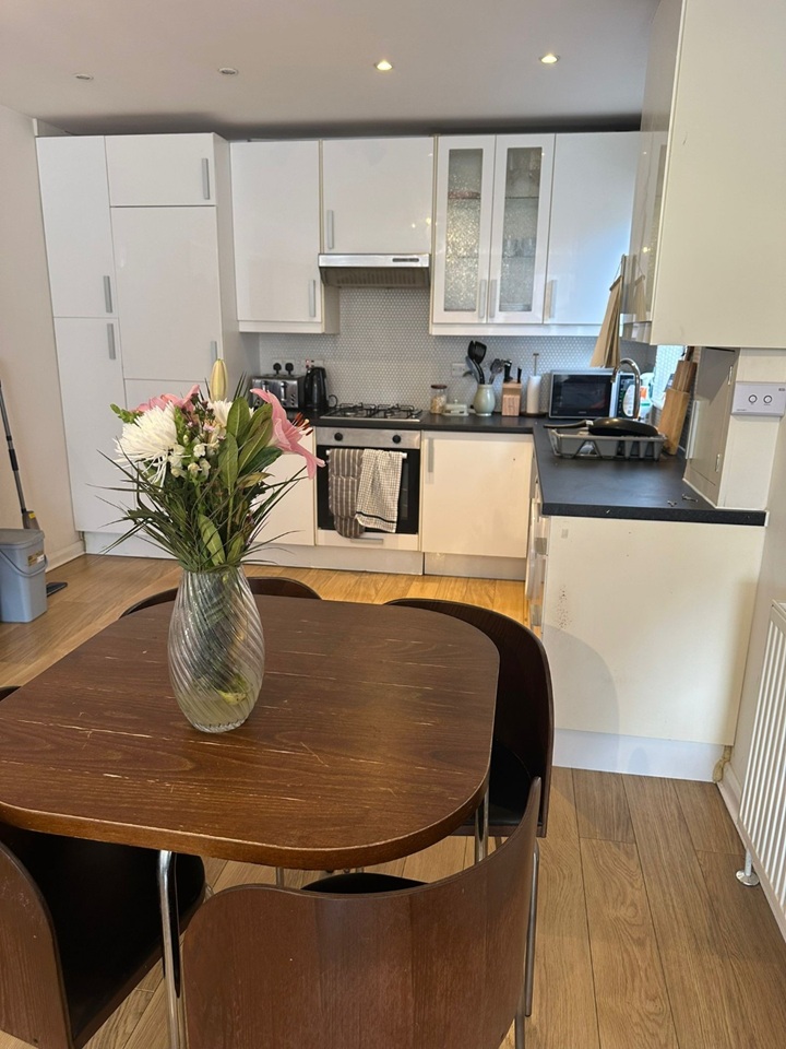 2 Bed Flat, Garfield Mews, SW11, N1 7GU