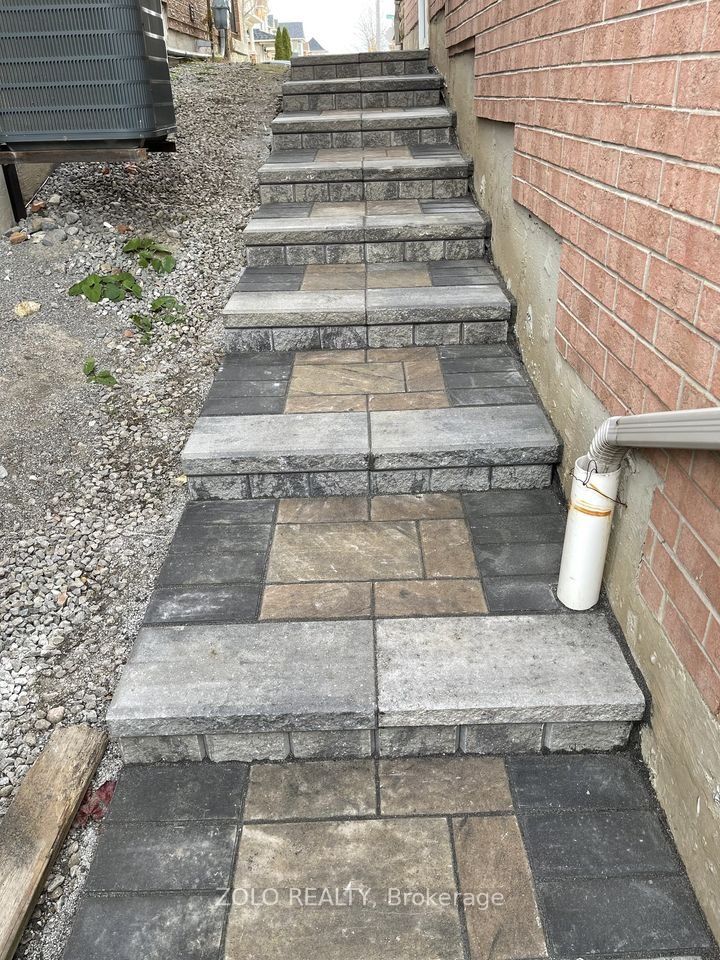 Lower-33 Styles Crescent, Ajax, ON, L1Z 1S4