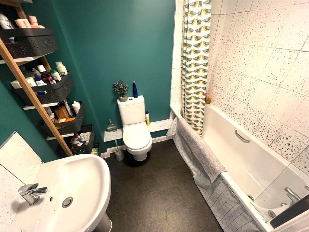 1 bed flat for salePhoebe Road, Pentrechwyth, Swansea SA1 photo 4
