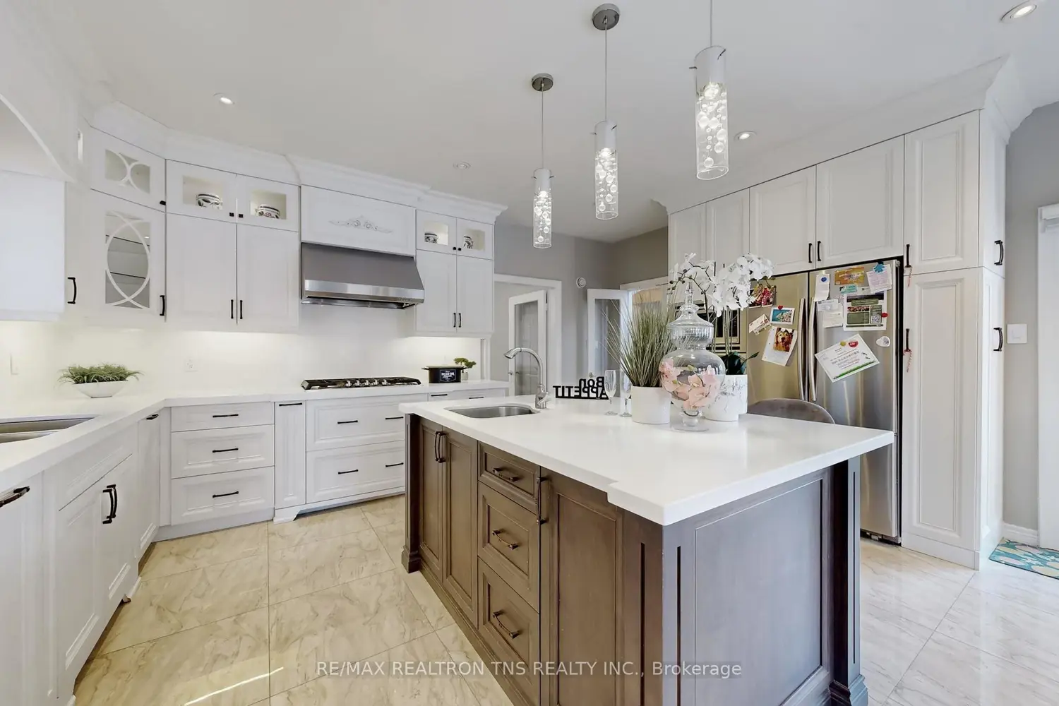 11 Delevan Court photo 3