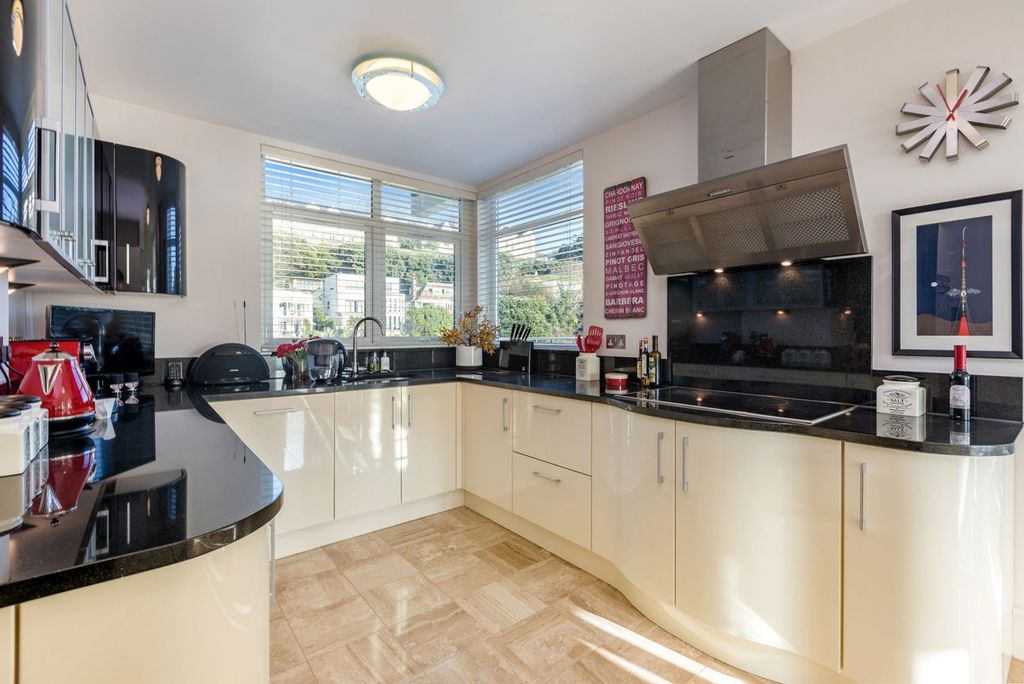 3 bed flat for salePark Hill Road, Torquay, Devon TQ1 photo 4