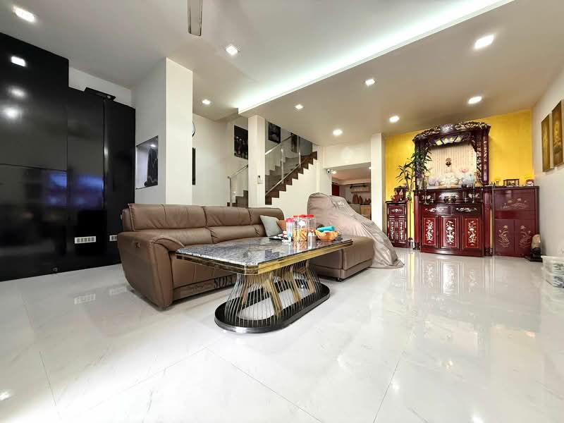 Sembawang Hills Estate. Call 9321 7772 to view