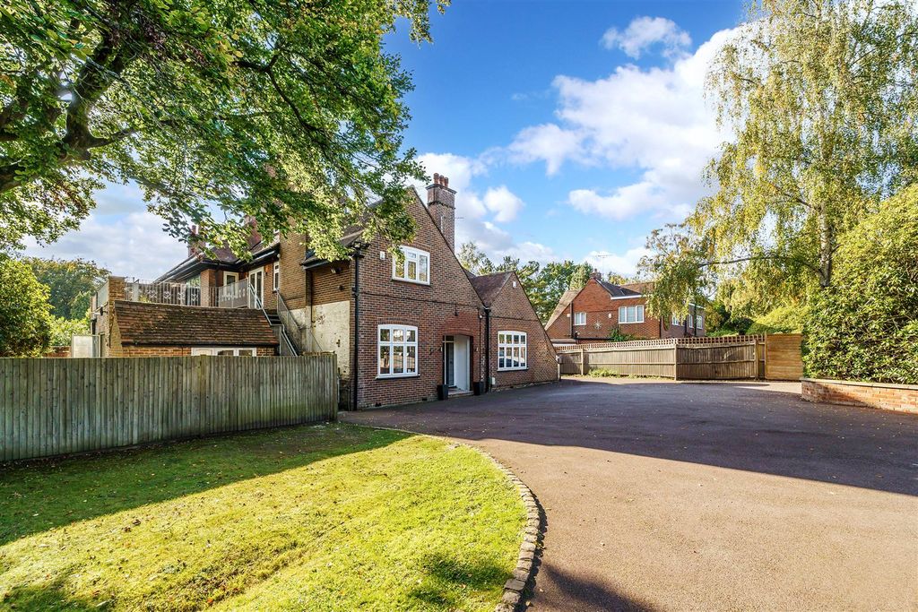 Additional image 23 of 3 bed flat for saleWoodland Way, Kingswood KT20