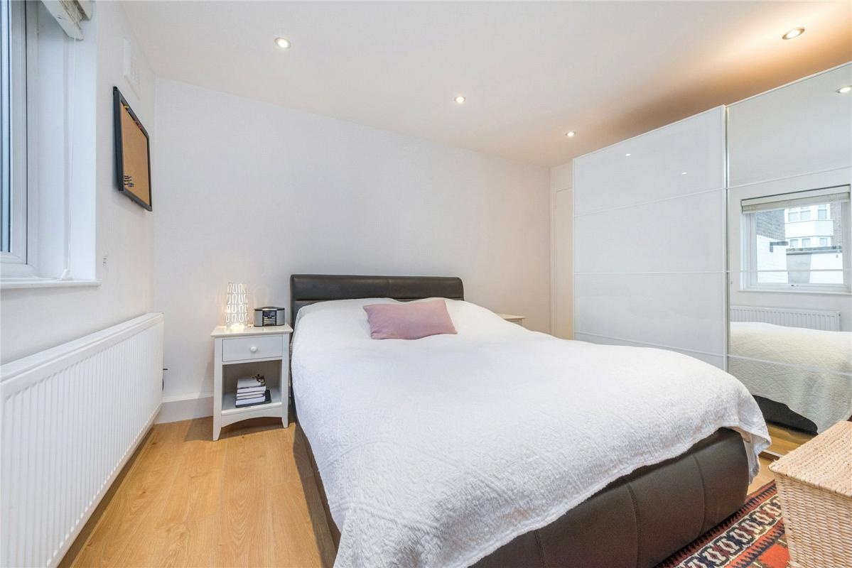 2 Bed Flat, Garnet Street, E1W, N1 7GU