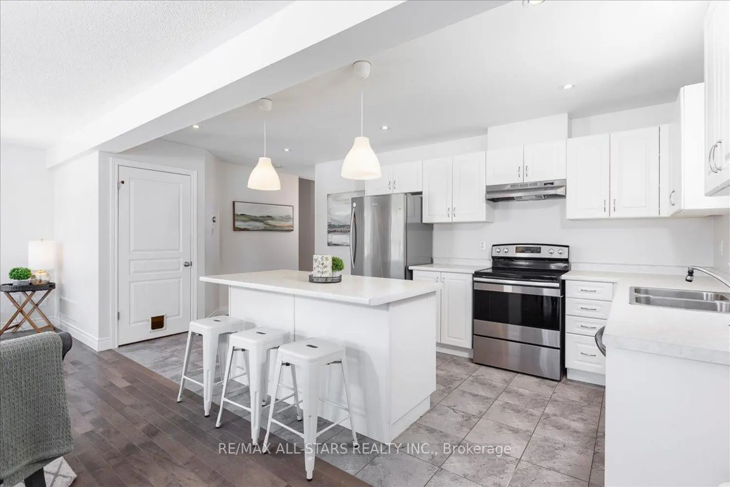 81 Douglas Drive photo 2