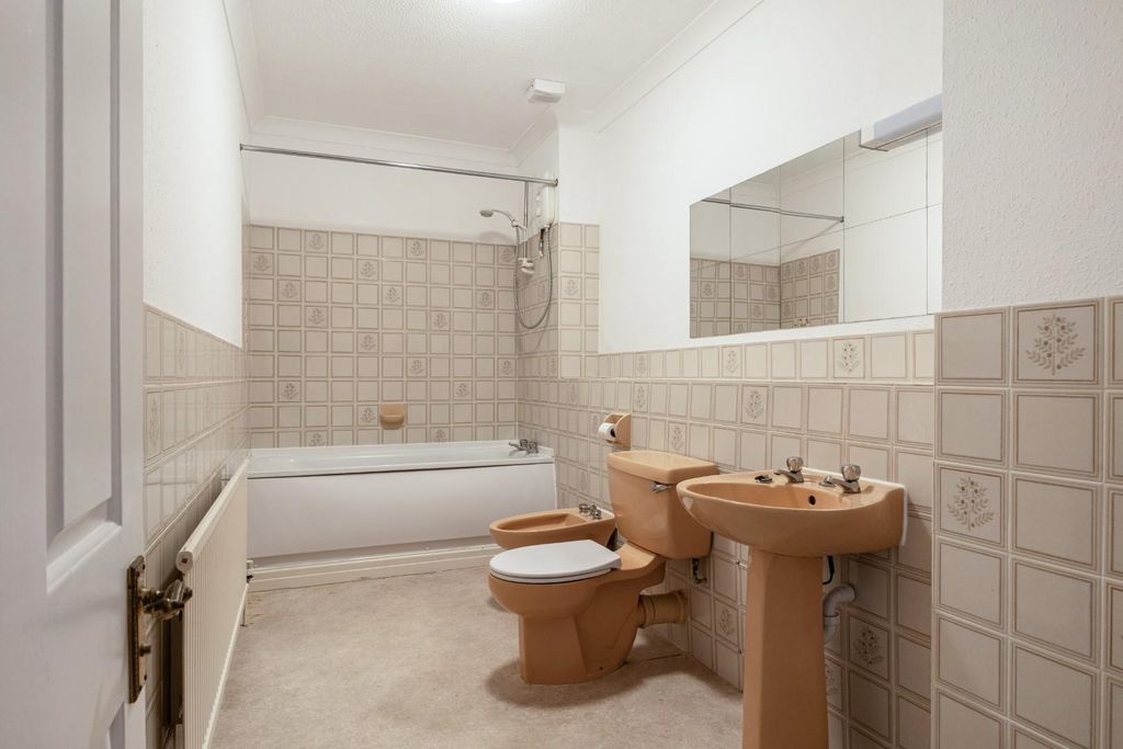 Additional image 7 of 2 bed flat for saleThe Close, Salisbury SP1