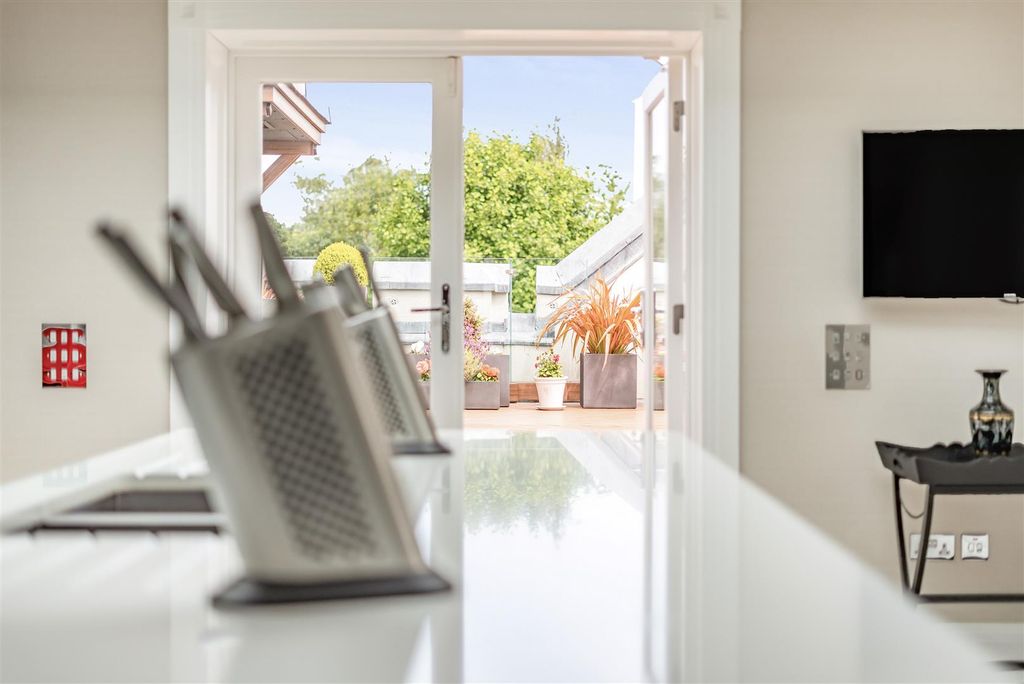 Additional image 16 of 3 bed flat for saleWoodland Way, Kingswood KT20