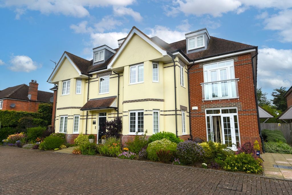 Additional image 2 of 3 bed flat for saleMonks Lane, Newbury RG14