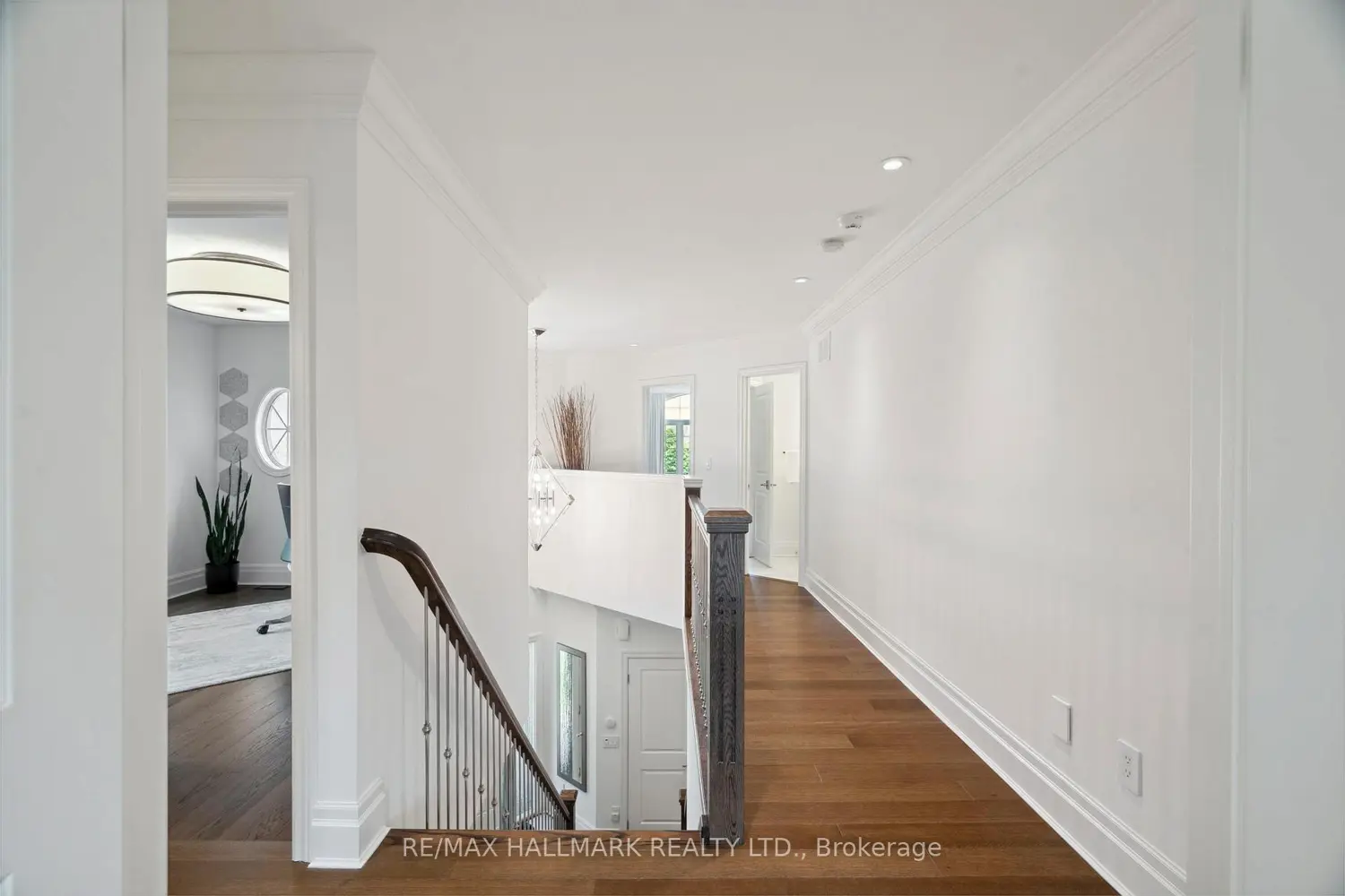 2092 Pinevalley Crescent photo 5
