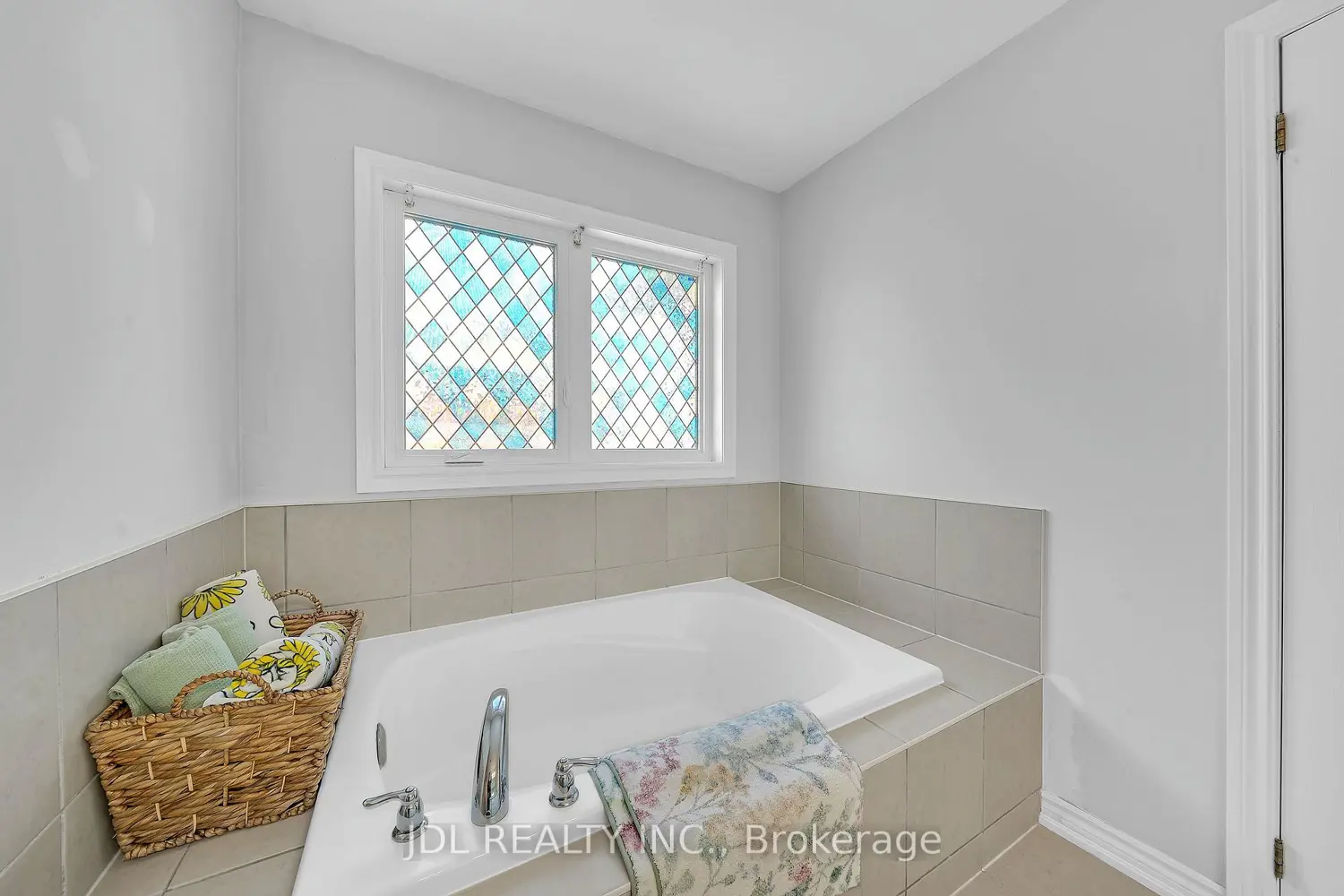 Additional image 16 of 376 Miller Park Avenue