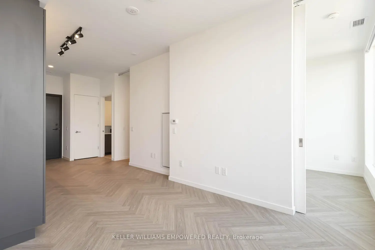 Additional image 6 of 689 The Queensway Street 818