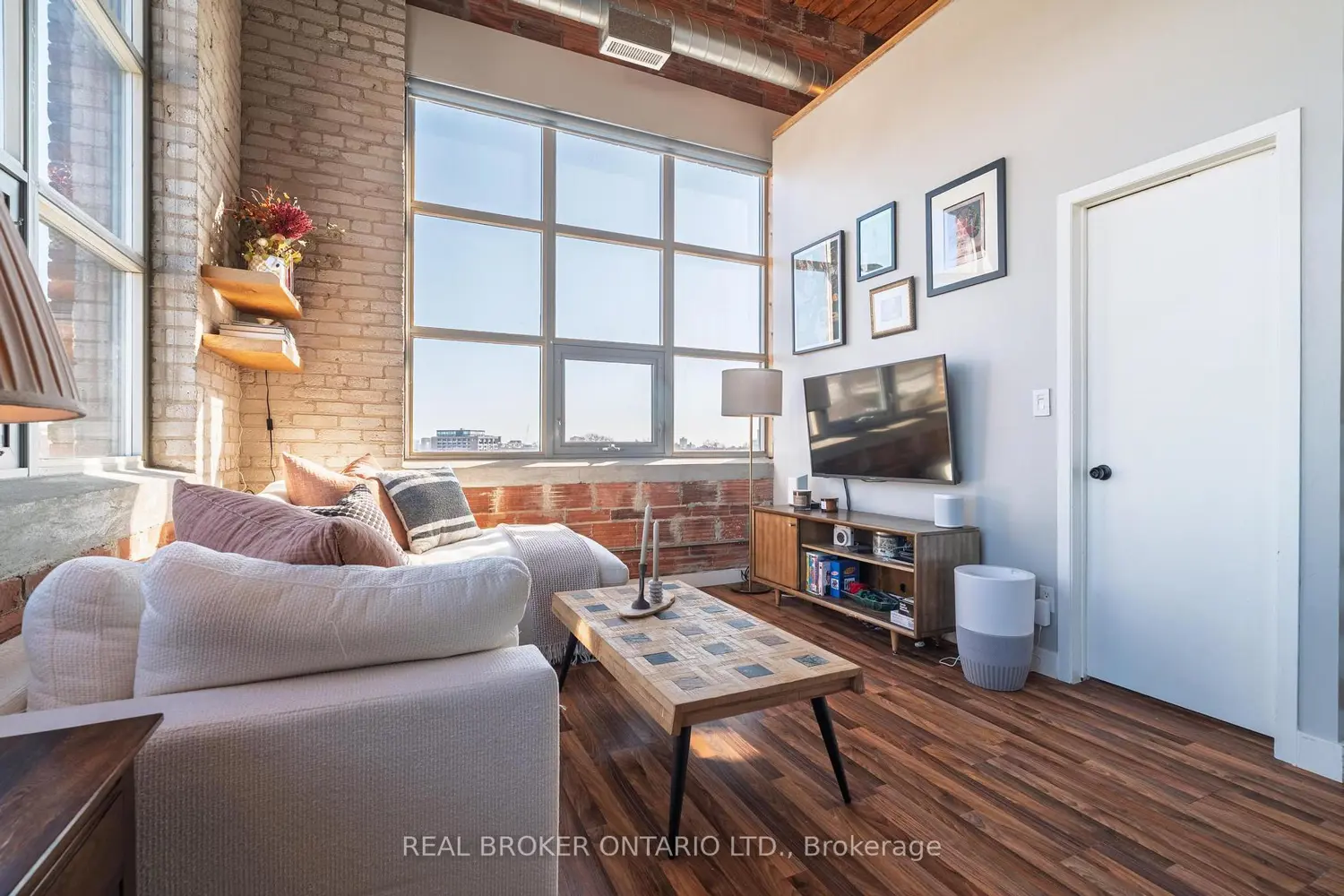 Additional image 4 of 2154 Dundas Street Ph3