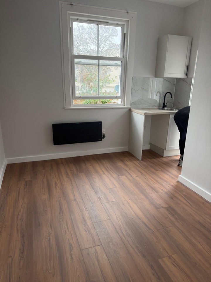 Additional image 4 of Studio Flat, Garfield Road, SW11, N1 7GU