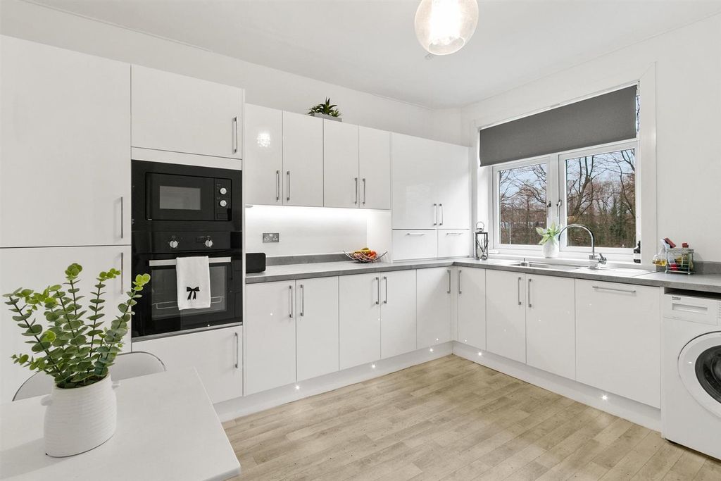 2 bed flat for salePark Avenue Dumbarton G82 photo 3