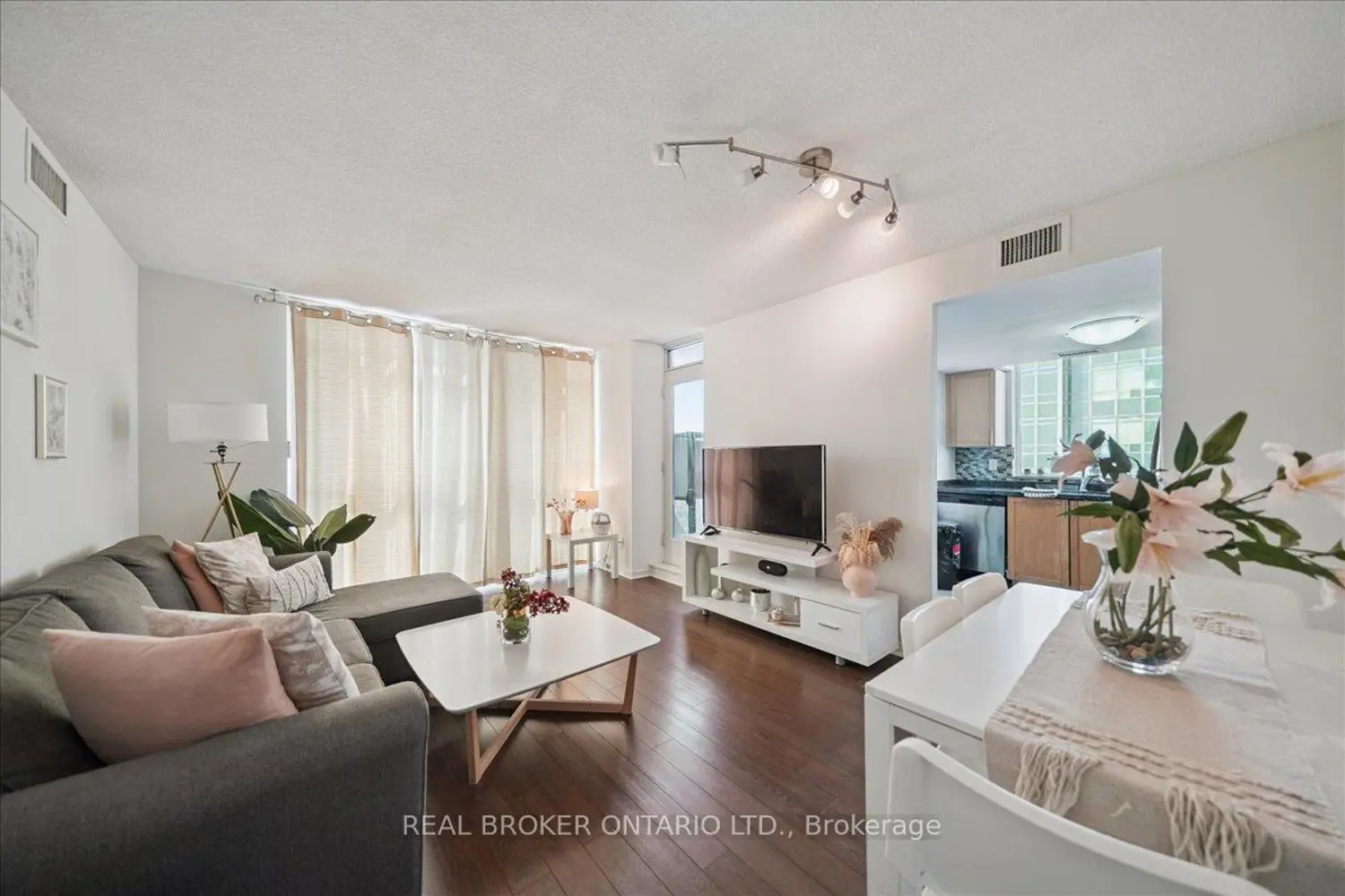 Additional image 11 of 28 Harrison Garden Boulevard 808