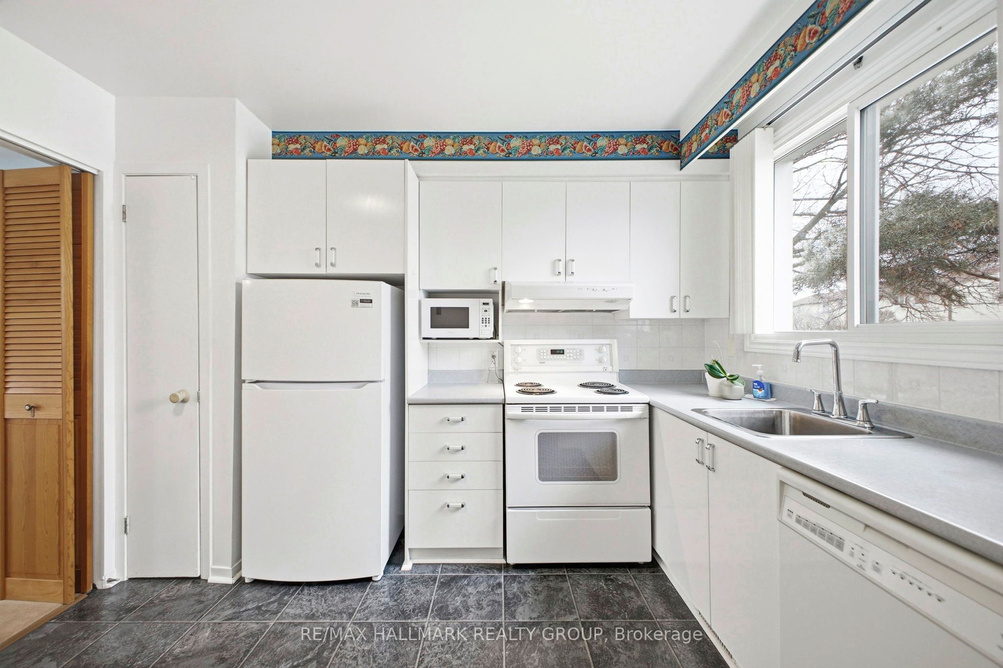 Additional image 3 of 111-1389 Palmerston Drive, Ottawa, ON, K1J 8N9