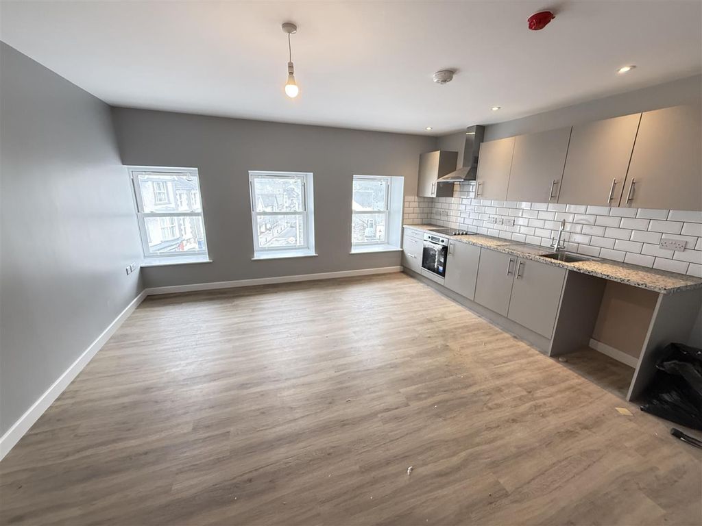 9 bed flat for saleHarford Square, Lampeter SA48 photo 4