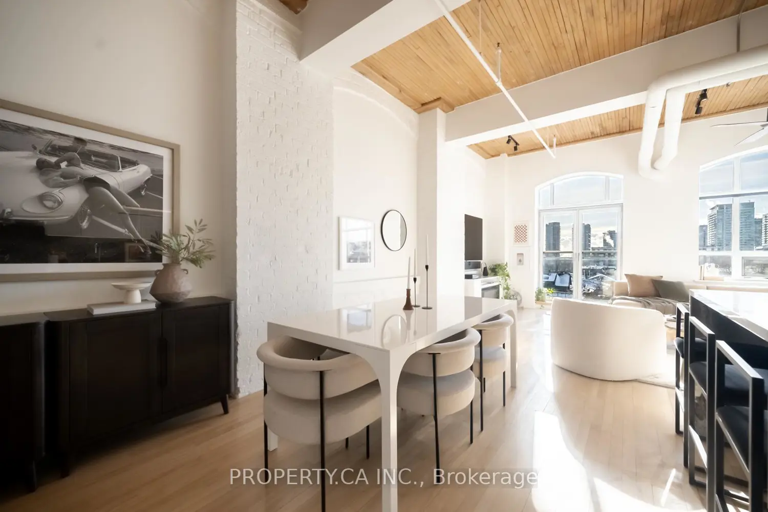 993 Queen Street 409 photo 3