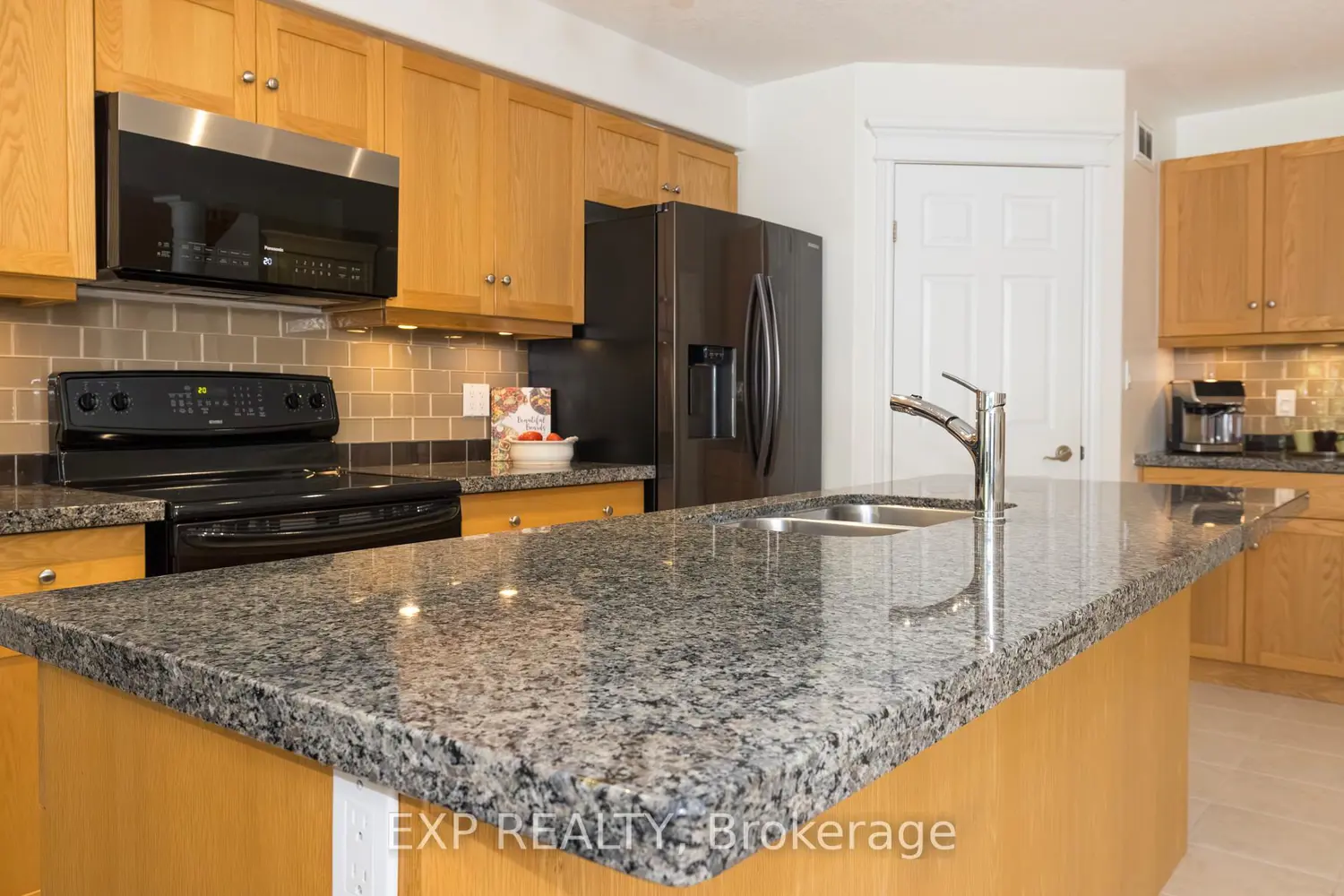 105 Hampson Crescent photo 5