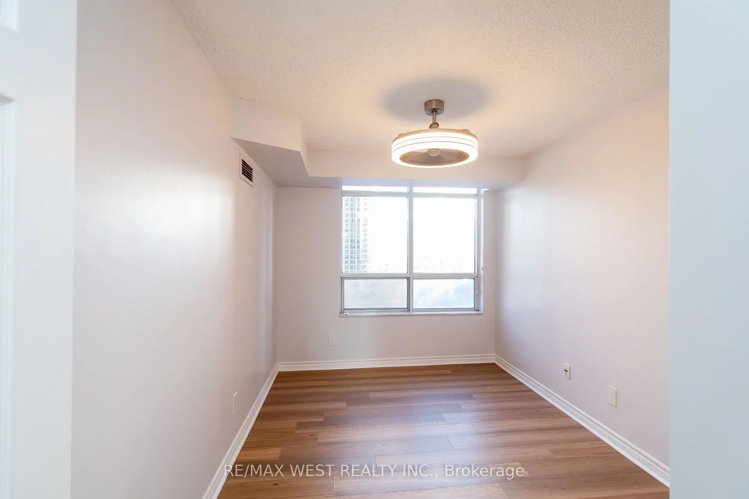 Additional image 14 of 35 Kingsbridge Garden Circle 902