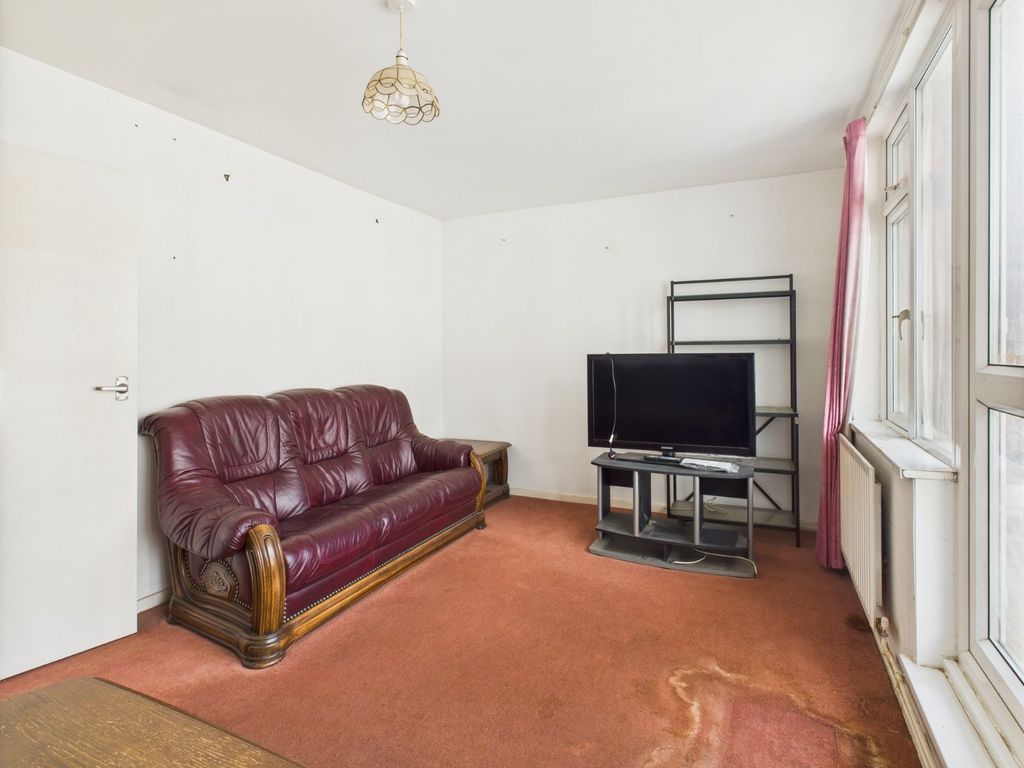 Additional image 2 of 3 bed flat for salePackhorse Road, Gerrards Cross, Buckinghamshire SL9