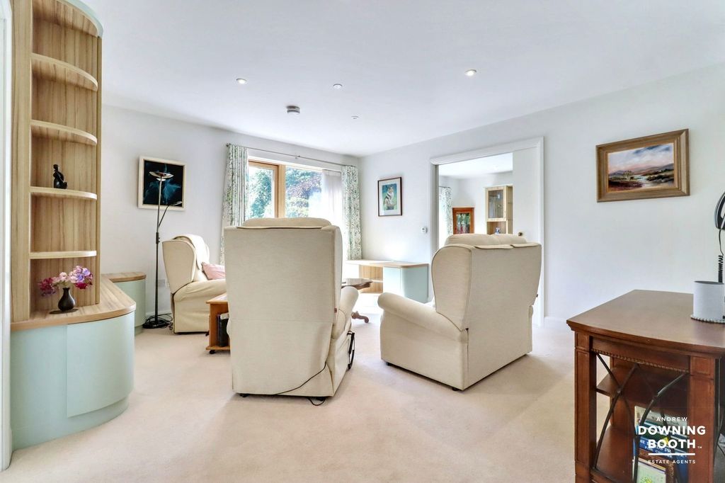 2 bed flat for saleMonks Close, Lichfield WS13 photo 4