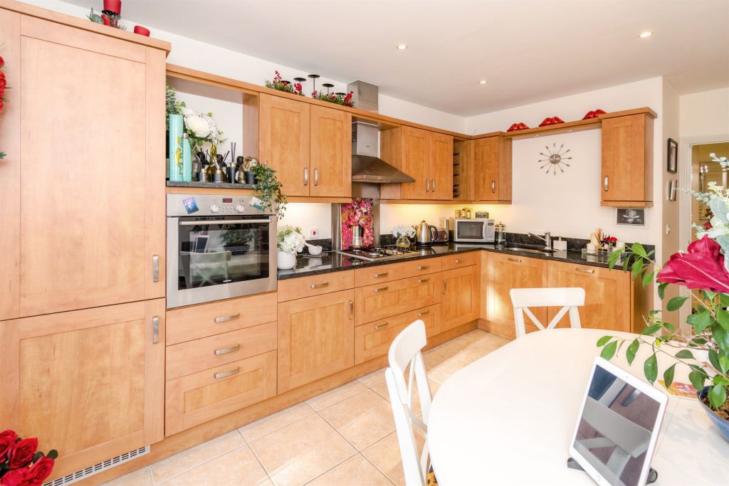 2 bed flat for saleProvidence Park, Southampton SO16 photo 5