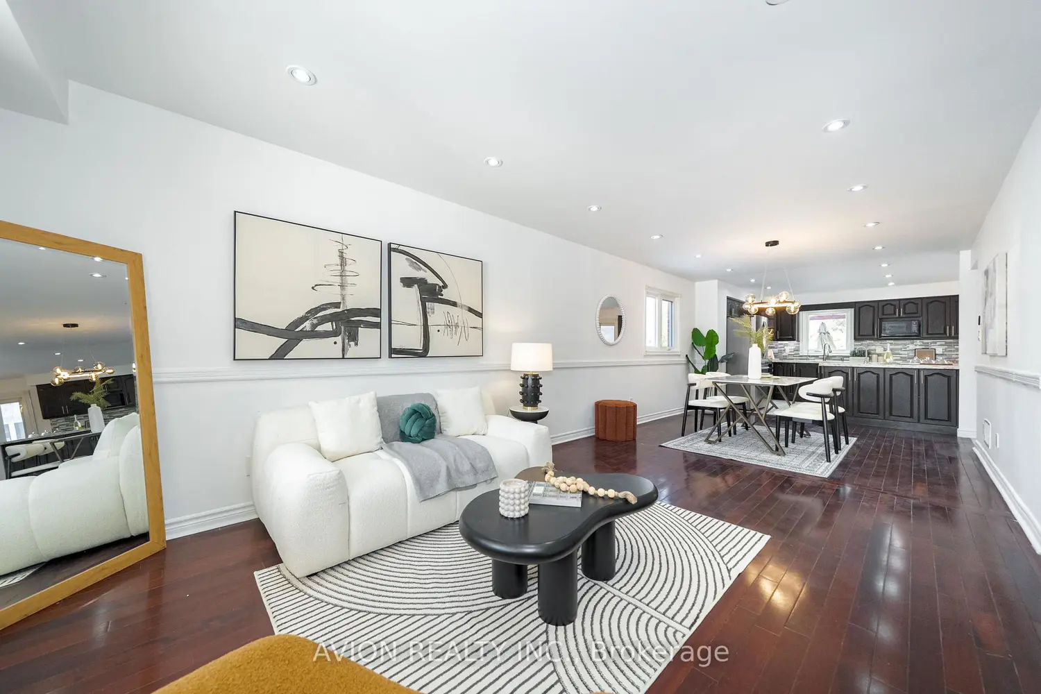 90 Penny Crescent photo 2