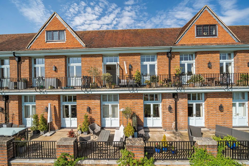 Additional image 15 of 2 bed flat for saleKings Drive, Midhurst GU29