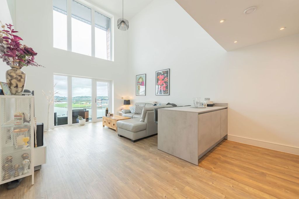3 bed flat for salePenthouse, Elm Quay, Thomas Blake Avenue, Southampton SO14 photo 3