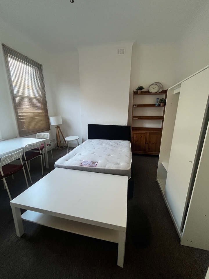 Additional image 2 of Room in a Shared Flat, Falcon Road, SW11, N1 7GU