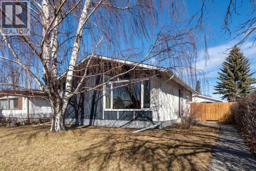 8 Van Horne Crescent NE