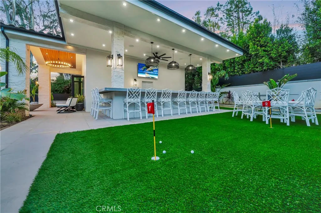 19225 Rosita St, Tarzana, CA 91356