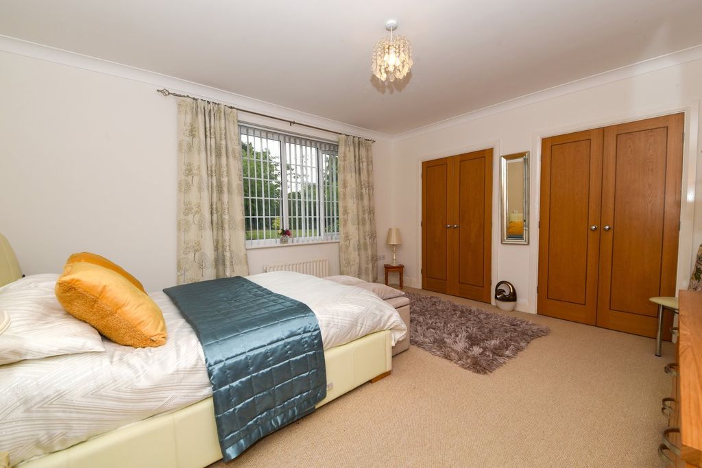 Additional image 7 of 3 bed flat for saleMonks Lane, Newbury RG14
