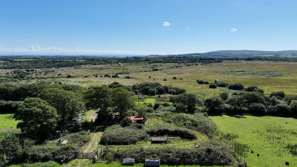 3 bed farm for salePengwern Common, Llethryd SA2 photo 3