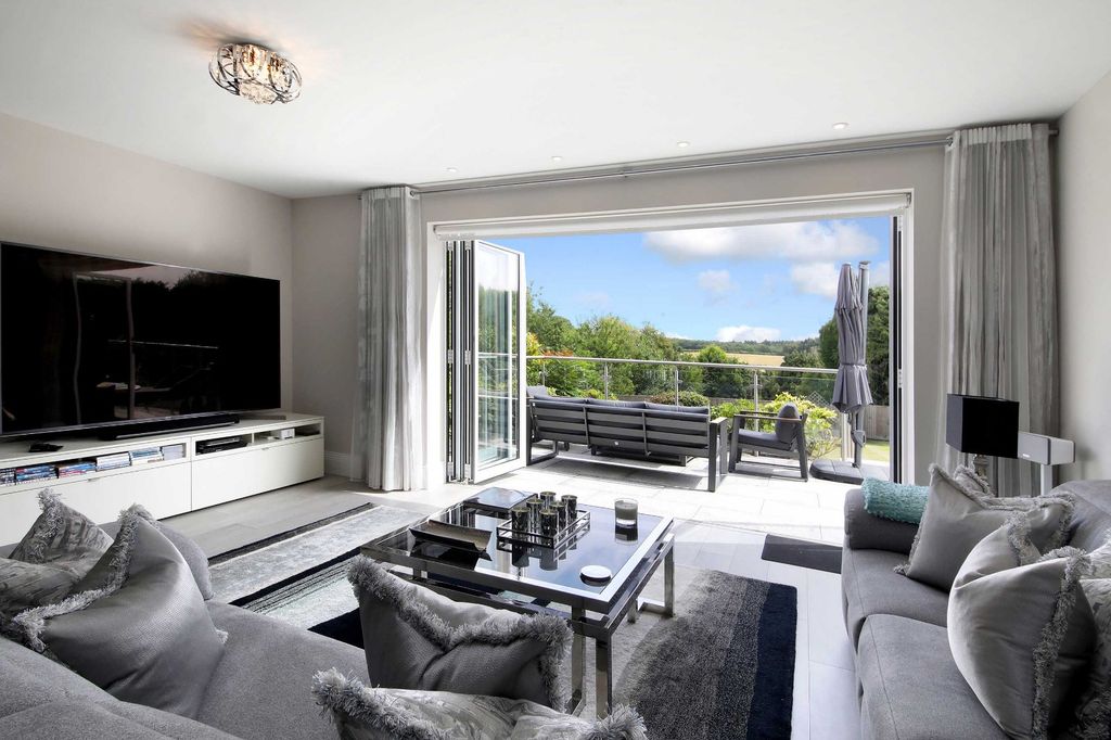 Additional image 3 of 4 bed flat for salePenn Road, Beaconsfield, Buckinghamshire HP9