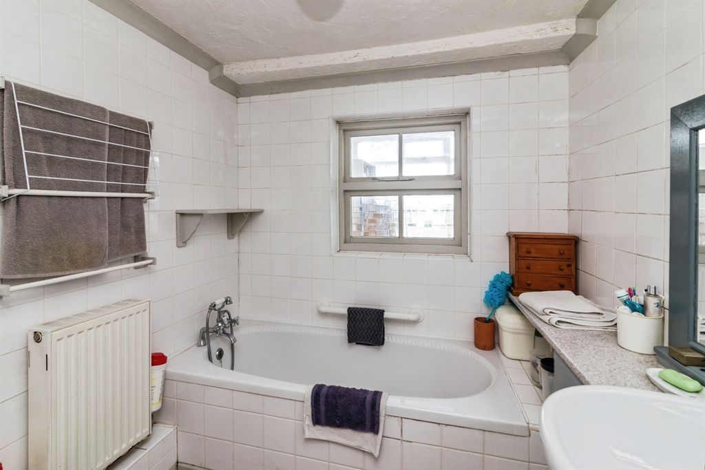 Additional image 12 of 2 bed flat for salePakefield Street, Lowestoft NR33
